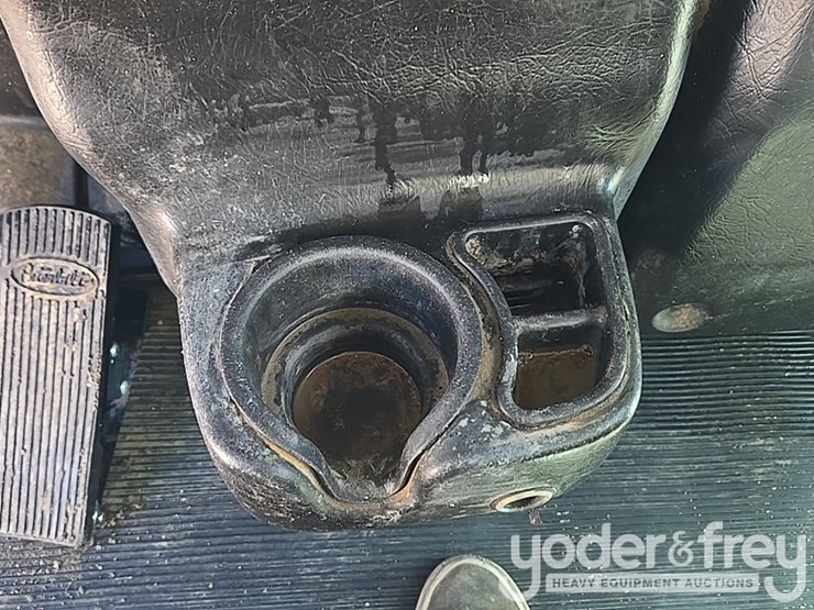 2009-peterbilt-335-image-73