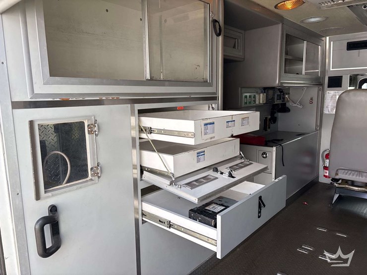 2003-freightliner-fl60-image-14