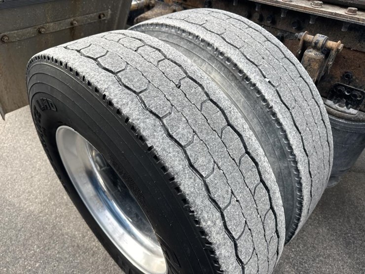 2003-volvo-10-image-57