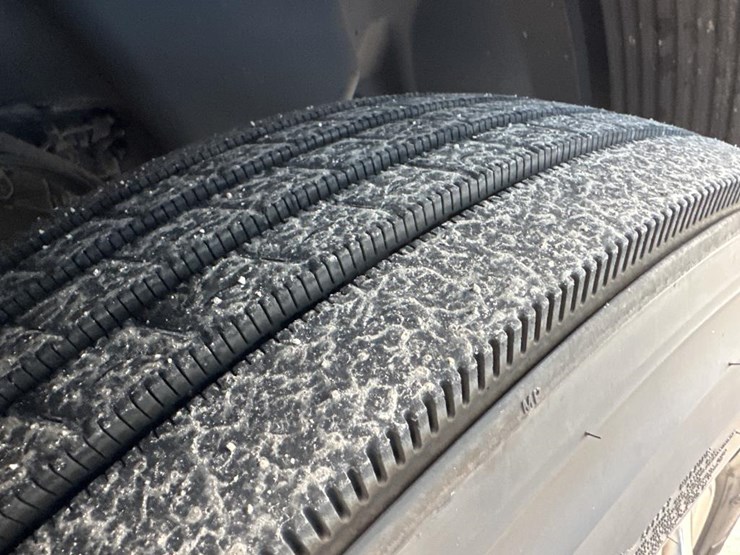 #2226-•-2024-volvo-vnl-sleeper-cab-semi-truck-tractor-image-64