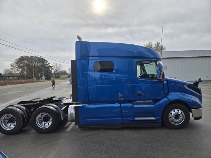 #2224-•-2025-volvo-vnl-sleeper-cab-semi-truck-tractor-image-6