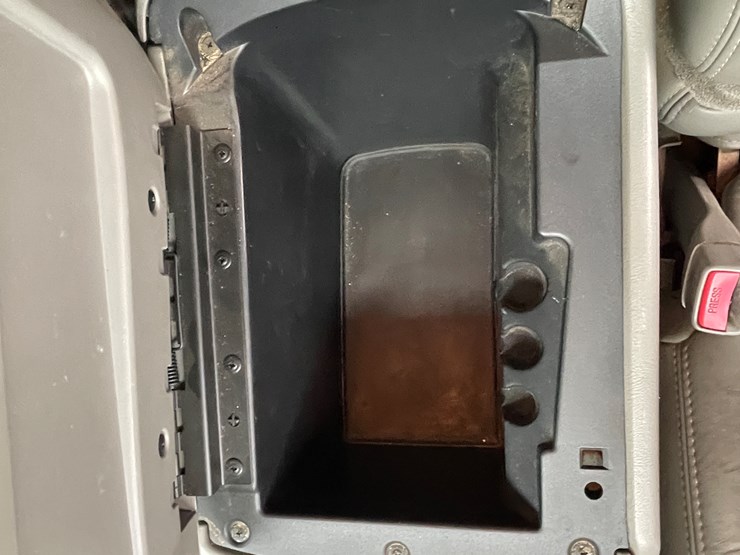 2006-chevrolet-suburban-image-16