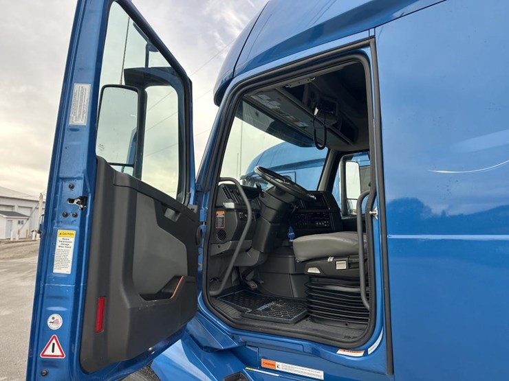 #2224-•-2025-volvo-vnl-sleeper-cab-semi-truck-tractor-image-41