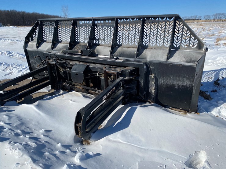 2011-new-holland-390-image-44