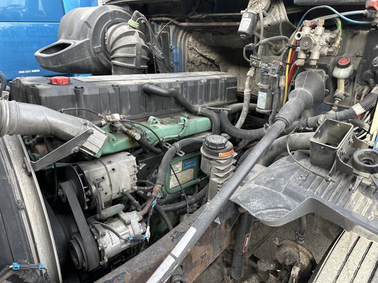 2003-volvo-10-image-28