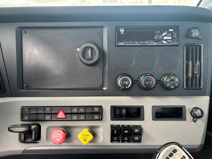 2018-freightliner-cascadia-126-image-37