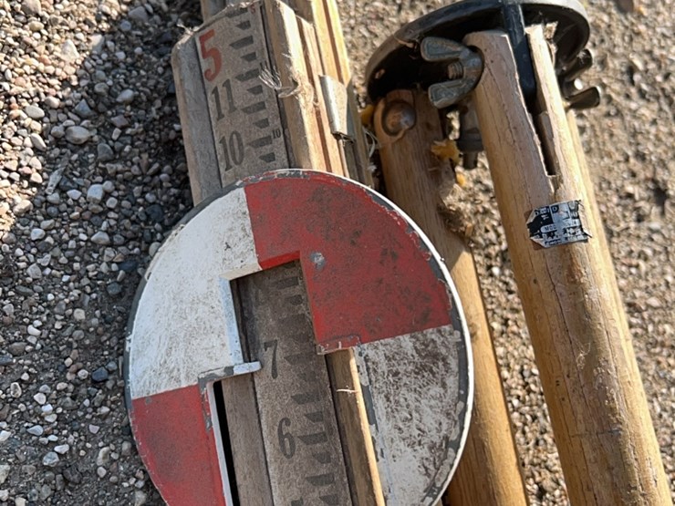 survey-tool,-complete-with-scope,-measuring-stick,-tripod-image-16