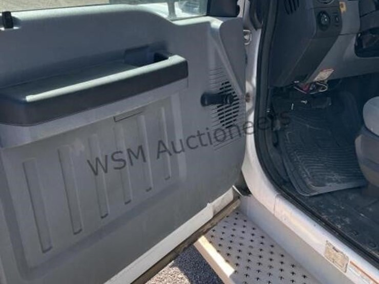 2015-ford-f550-image-26