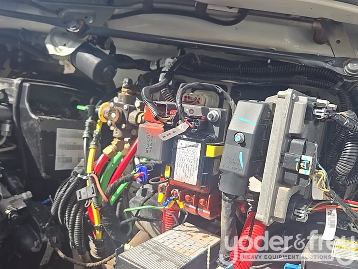 2021-freightliner-m2-106-image-81