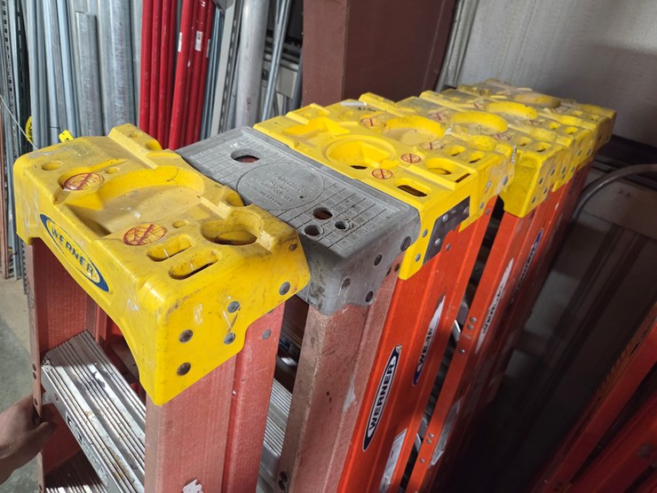 #5365-•-(7)-8'-step-ladders,-(1)-4'-step-ladder-image-3