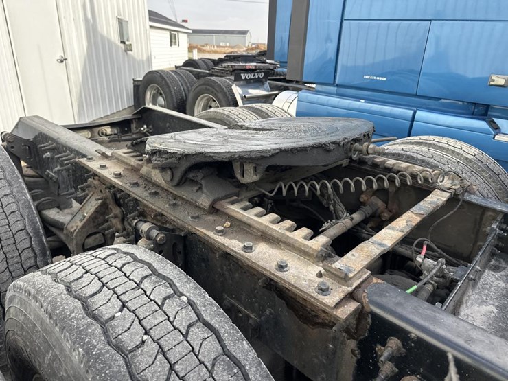 2012-volvo-10-image-23