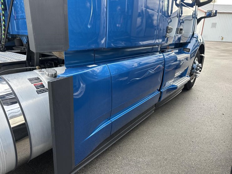 #2225-•-2024-volvo-vnl-sleeper-cab-semi-truck-tractor-image-21