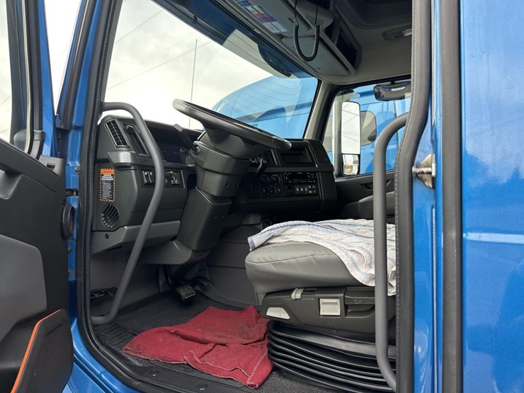 #2226-•-2024-volvo-vnl-sleeper-cab-semi-truck-tractor-image-41