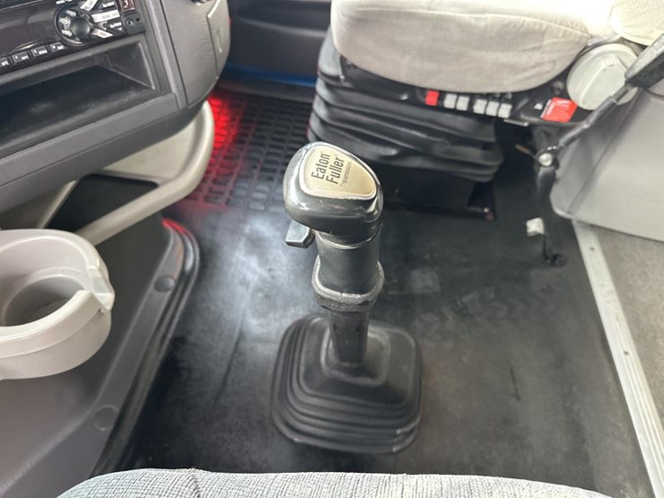 2012-volvo-10-image-47