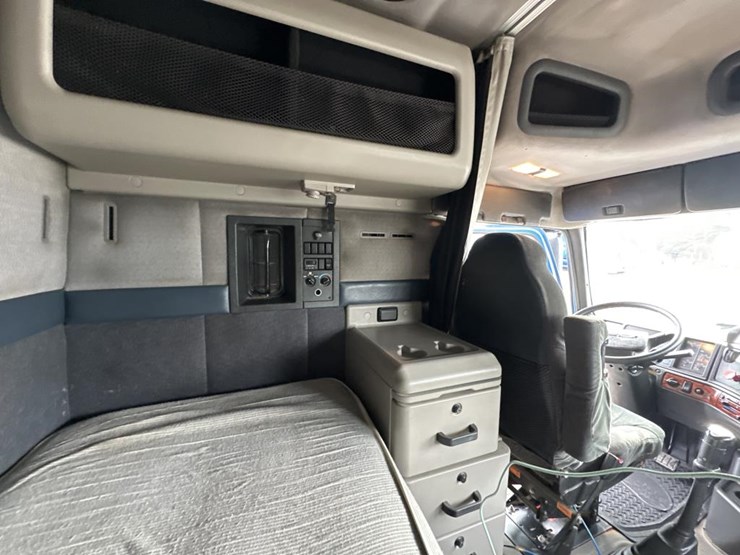 2001-volvo-10-image-51