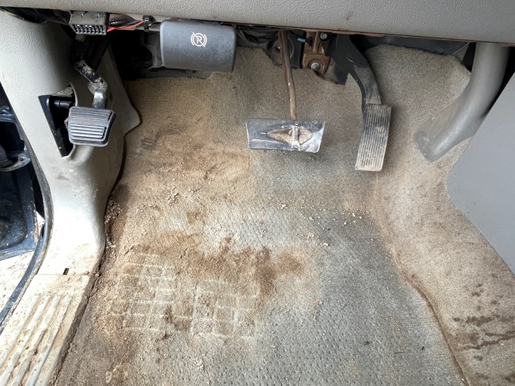 2006-chevrolet-suburban-image-19