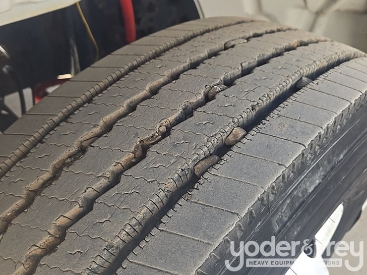 2020-freightliner-m2-106-image-10