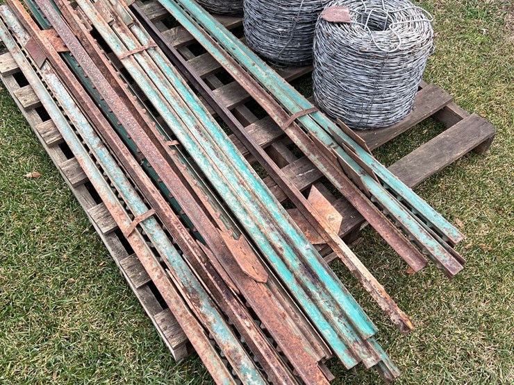 lot-19.-posts-and-wire,-all-either-new-or-like-new-image-1