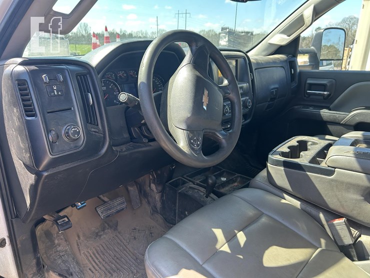 2016-chevrolet-3500-image-10