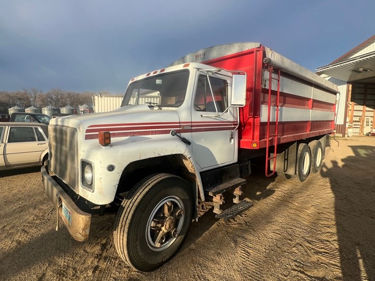 lot-12.-1981-ih-tandem-twin-screw-grain-truck,-very-good-19’-strong-box-and-hoist,-roll-tarp,-466-diesel,-5+4-
vin-af195bca10481-image-1