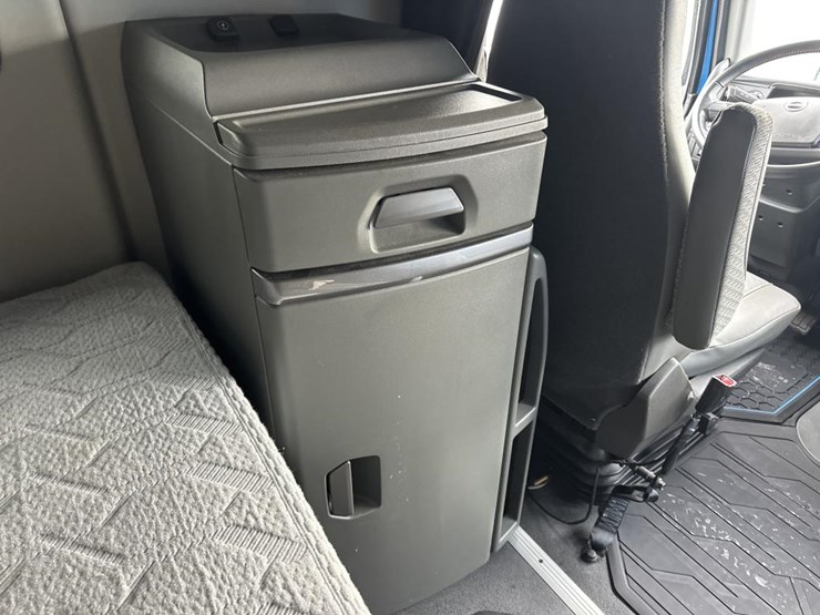 #2224-•-2025-volvo-vnl-sleeper-cab-semi-truck-tractor-image-53