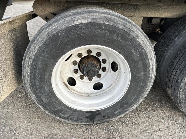 2016-utility-53'-image-25