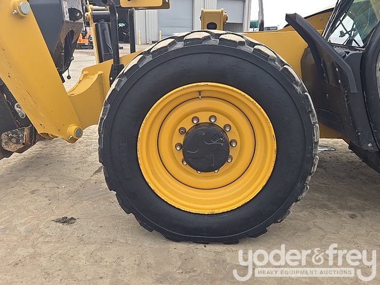 2018-caterpillar-tl1055d-image-5