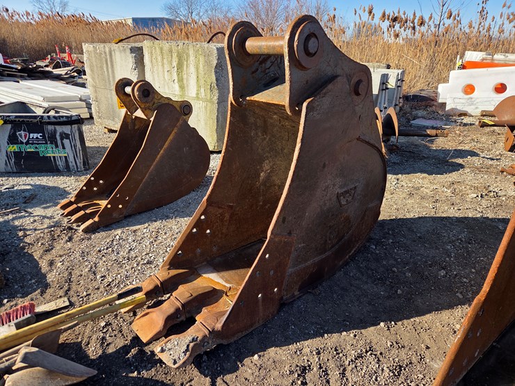 new-holland-eh215-image-2