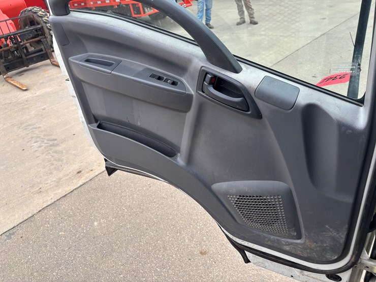 2015-isuzu-npr-xd-image-39