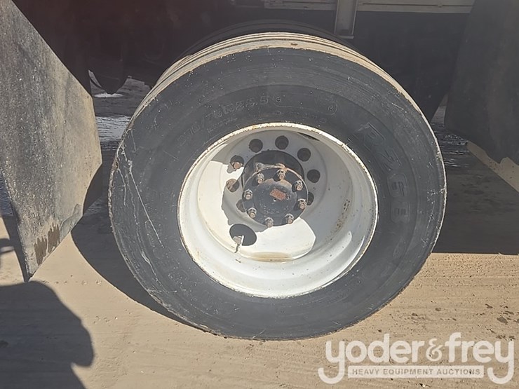 2009-peterbilt-335-image-16