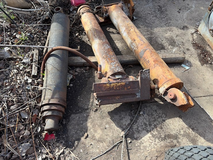 #34-•-three-lg-hydraulic-cylinders-image-2