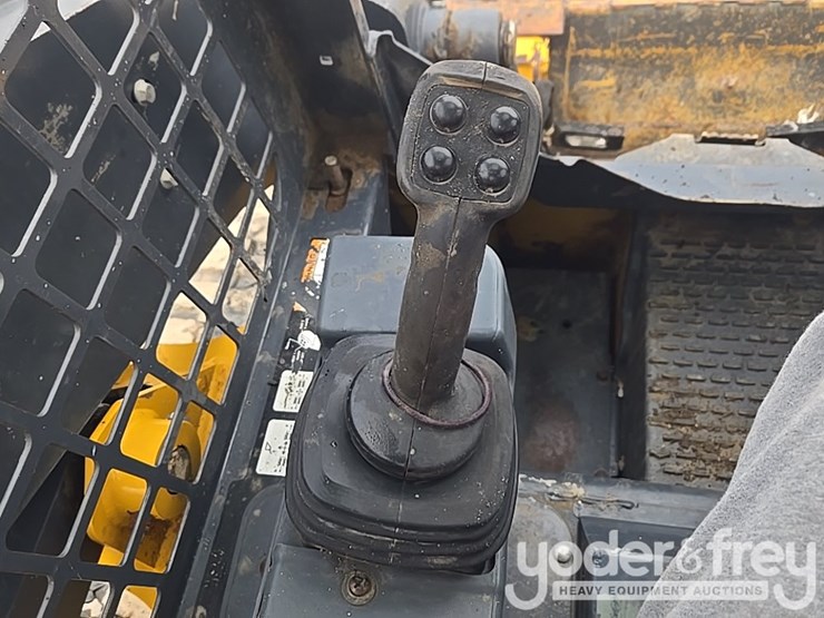 2021-deere-317g-image-62