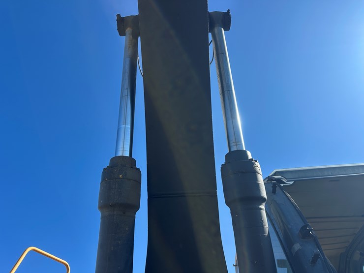 new-holland-eh215-image-24