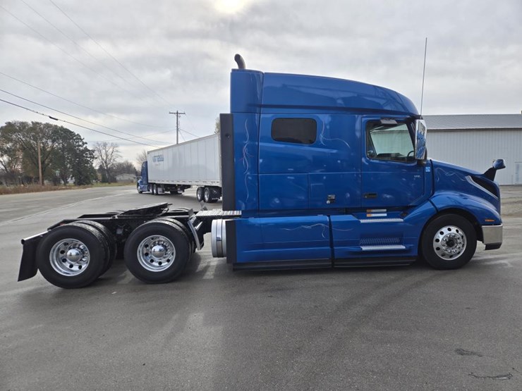 #2225-•-2024-volvo-vnl-sleeper-cab-semi-truck-tractor-image-6