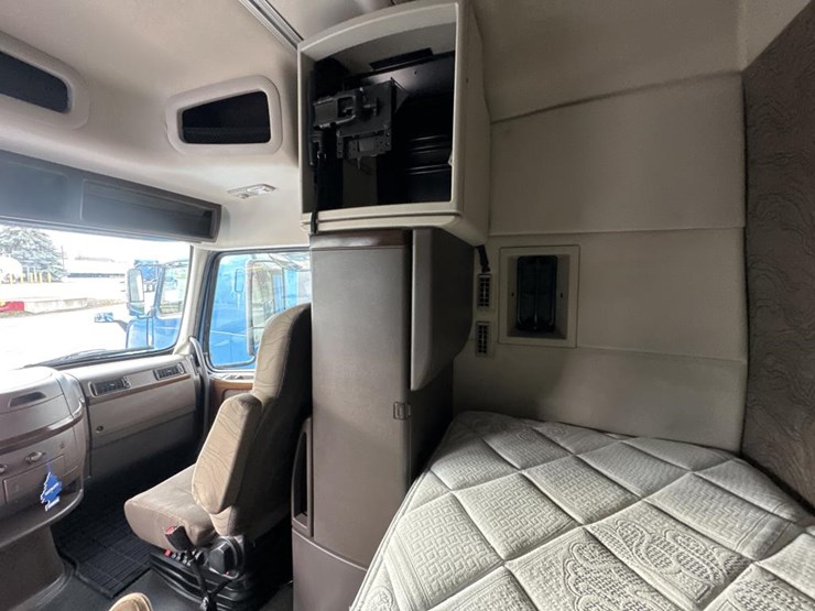 #2231-•-2016-volvo-vnl-sleeper-cab-semi-image-52