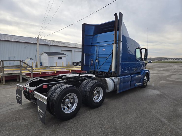 #2231-•-2016-volvo-vnl-sleeper-cab-semi-image-5