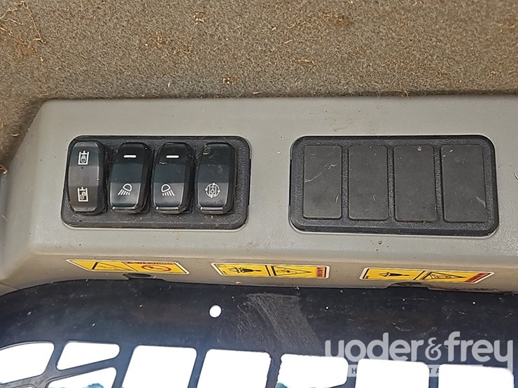 2021-caterpillar-226d3-image-40