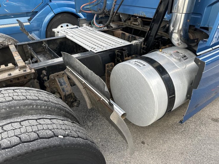 2012-volvo-10-image-19