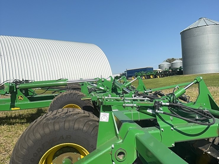 2023-john-deere-h-image-16