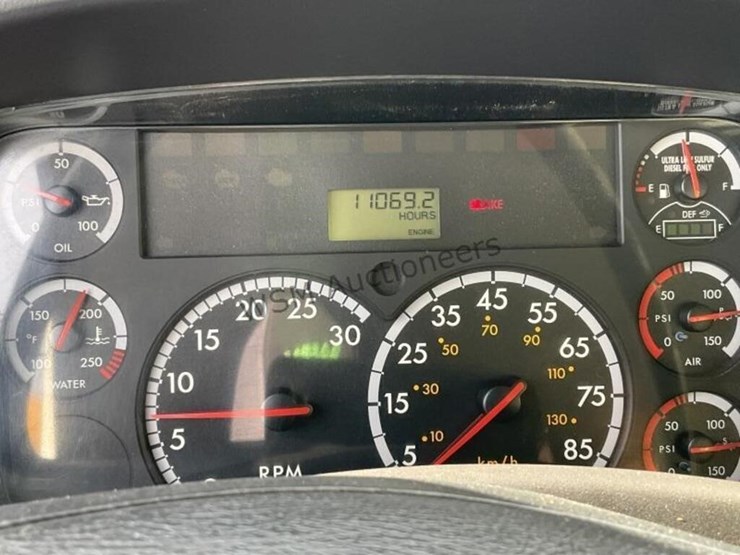 2012-freightliner-m2-106-image-26