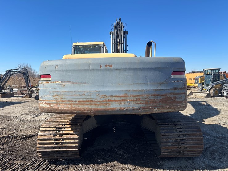 new-holland-eh215-image-4