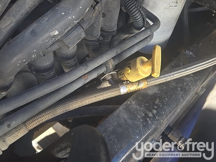 2009-peterbilt-335-image-28