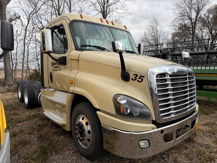#40955-•-2016-freightliner-cascadia-t/a-daycab-truck-tractor-3akjged54gshn2294-image-2