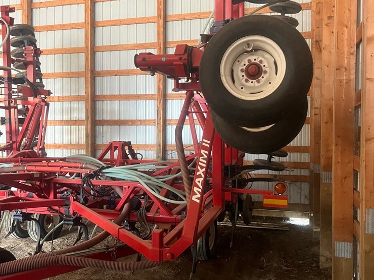 lot-10.-morris-air-seeder,-tow-between-with-10"-eagle-beaks,-new-seed-meter-unit,-pristine-condition,-always-shedded,-highly-maintained,-none-nicer-image-44