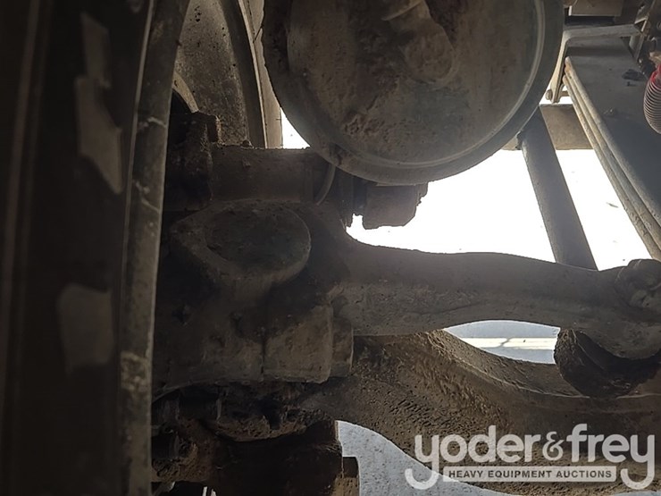 2017-freightliner-m2-106-image-24