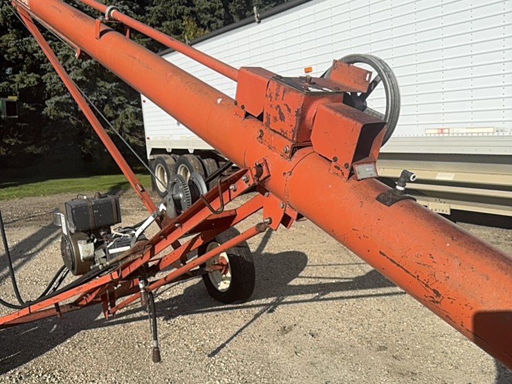 sakundiak-7–33-grain-auger-with-gas-engine-with-electric-start,-equipped-with-wheat-heart-drag-auger-image-7