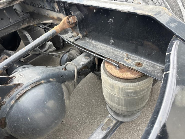 2019-volvo-10-image-38