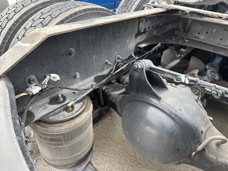 #2225-•-2024-volvo-vnl-sleeper-cab-semi-truck-tractor-image-40