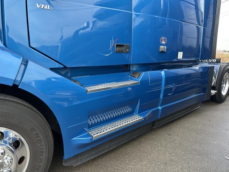 #2226-•-2024-volvo-vnl-sleeper-cab-semi-truck-tractor-image-11