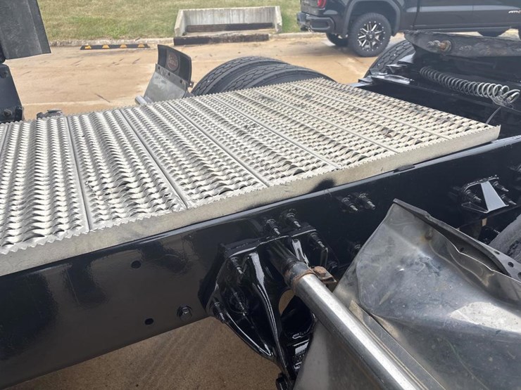 2019-peterbilt-579-image-40